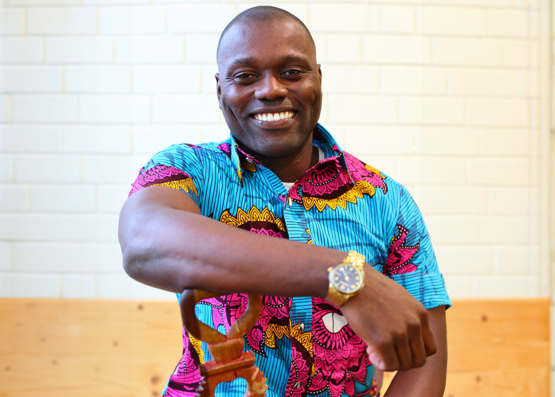 Andy Oppong – Cultuurtolk en oprichter Portret van Andy Oppong, cultuurtolk en oprichter, met focus op cultuursensitieve begeleiding in onderwijs en zorg.