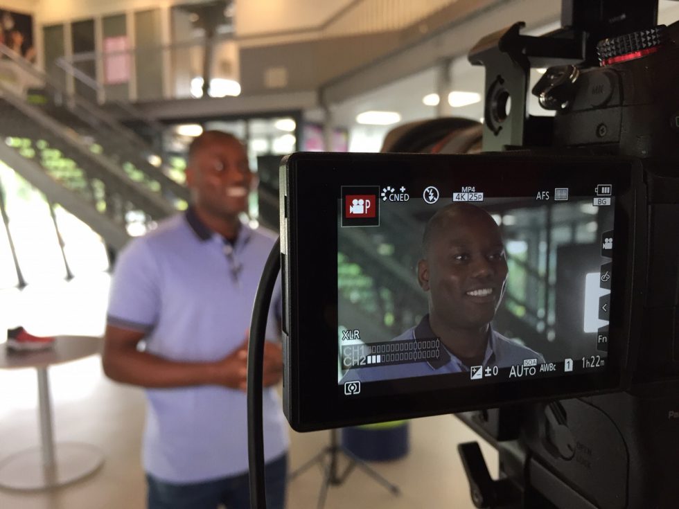 Andy Oppong wordt gefilmd terwijl hij zijn verhaal deelt over cultuurtolk zijn tussen onderwijs en hulpverlening.