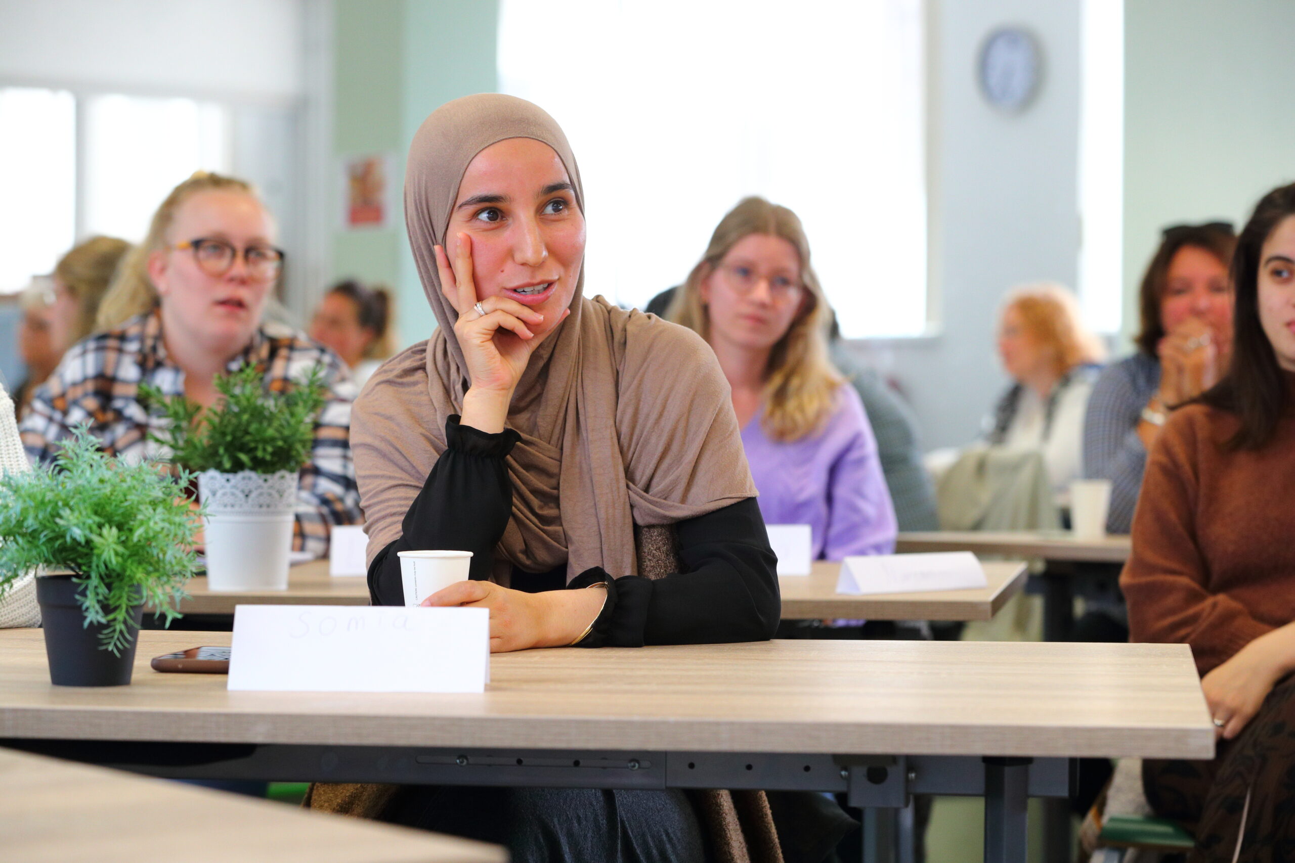 Deelnemers in een overleg waarbij cultuursensitieve ondersteuning en cultuurvertolking centraal staan.